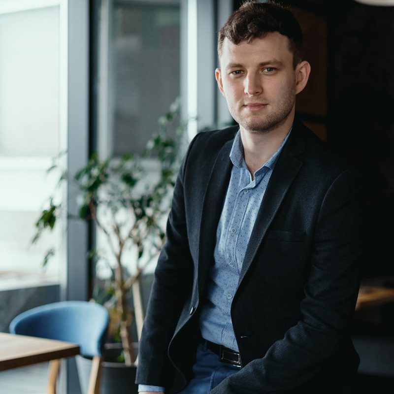 man-portrait-posing-in-a-loft-modern-space-2JG8Z78.jpg
